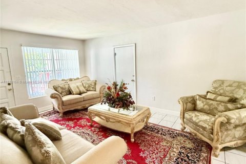 House in Miami, Florida 2 bedrooms, 153.1 sq.m. № 1816441 - photo 3