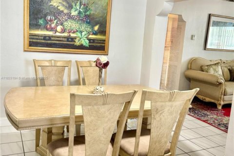 House in Miami, Florida 2 bedrooms, 153.1 sq.m. № 1816441 - photo 4