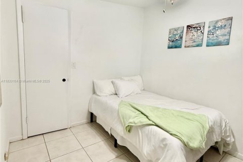 House in Miami, Florida 2 bedrooms, 153.1 sq.m. № 1816441 - photo 12