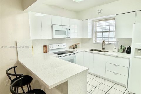House in Miami, Florida 2 bedrooms, 153.1 sq.m. № 1816441 - photo 5