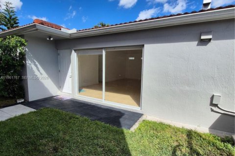 Снять в аренду виллу или дом в Майами, Флорида 3 спальни, 130.62м2, № 2024635 - фото 5