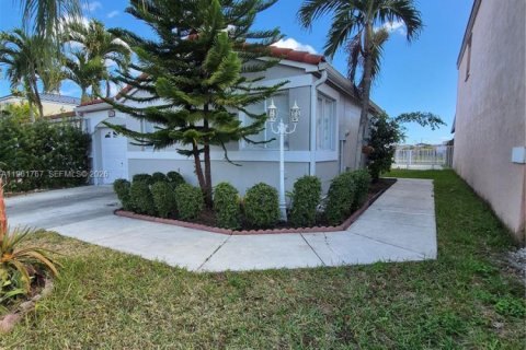 Снять в аренду виллу или дом в Майами, Флорида 3 спальни, 130.62м2, № 2024635 - фото 3