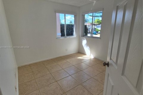 Снять в аренду виллу или дом в Майами, Флорида 3 спальни, 130.62м2, № 2024635 - фото 18