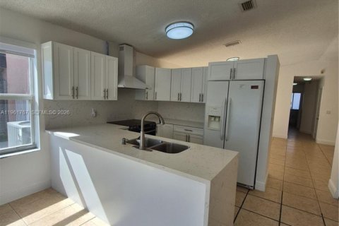 Снять в аренду виллу или дом в Майами, Флорида 3 спальни, 130.62м2, № 2024635 - фото 7