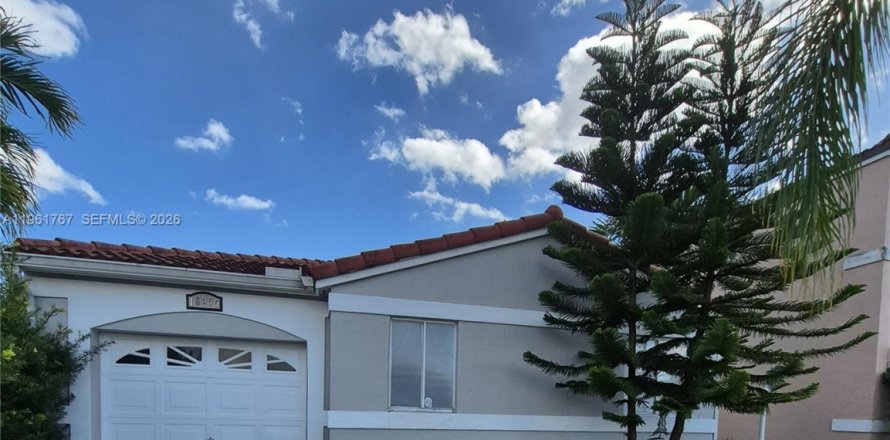 Дом в Майами, Флорида 3 спальни, 130.62м2 № 2024635