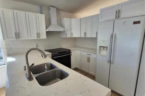 Снять в аренду виллу или дом в Майами, Флорида 3 спальни, 130.62м2, № 2024635 - фото 8