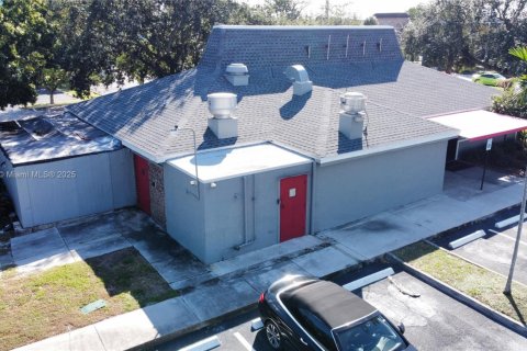 Propiedad comercial en venta en Oakland Park, Florida № 1863557 - foto 10