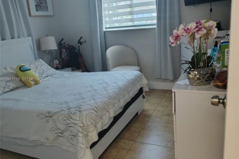 Casa en venta en Hialeah Gardens, Florida, 3 dormitorios, 129.88 m2 № 2028887 - foto 6