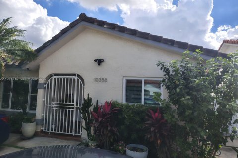 Casa en Hialeah Gardens, Florida 3 dormitorios, 129.88 m2 № 2028887