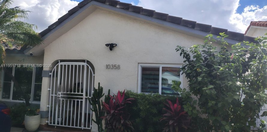 Casa en Hialeah Gardens, Florida 3 dormitorios, 129.88 m2 № 2028887