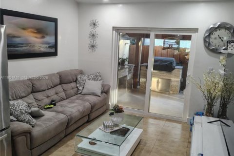 Casa en venta en Hialeah Gardens, Florida, 3 dormitorios, 129.88 m2 № 2028887 - foto 3