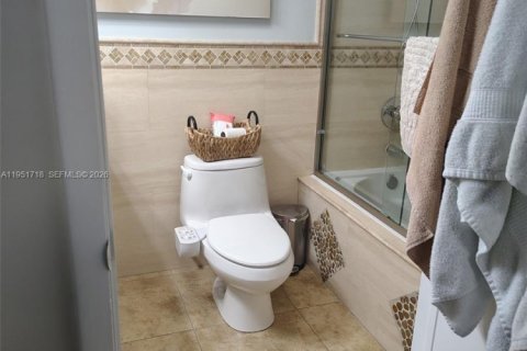 Casa en venta en Hialeah Gardens, Florida, 3 dormitorios, 129.88 m2 № 2028887 - foto 9
