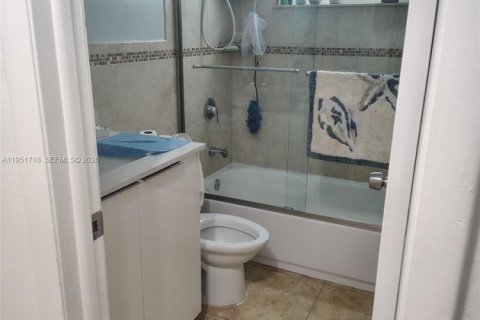 Casa en venta en Hialeah Gardens, Florida, 3 dormitorios, 129.88 m2 № 2028887 - foto 5