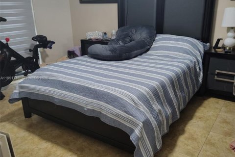 Casa en venta en Hialeah Gardens, Florida, 3 dormitorios, 129.88 m2 № 2028887 - foto 8