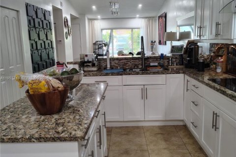 Casa en venta en Hialeah Gardens, Florida, 3 dormitorios, 129.88 m2 № 2028887 - foto 2