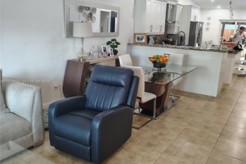 Casa en venta en Hialeah Gardens, Florida, 3 dormitorios, 129.88 m2 № 2028887 - foto 4