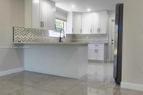 Casa en alquiler en Miami, Florida, 3 dormitorios № 1971026 - foto 6