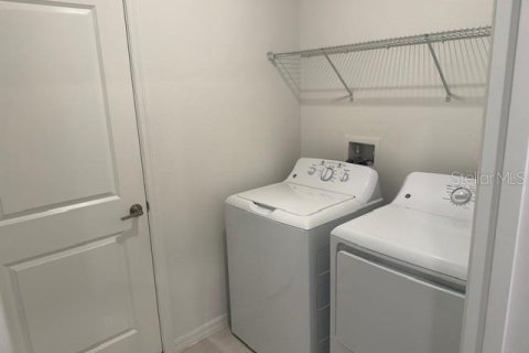 Casa en venta en Zephyrhills, Florida, 5 dormitorios, 221.94 m2 № 2167884 - foto 8