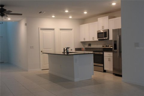 Casa en venta en Zephyrhills, Florida, 5 dormitorios, 221.94 m2 № 2167884 - foto 6