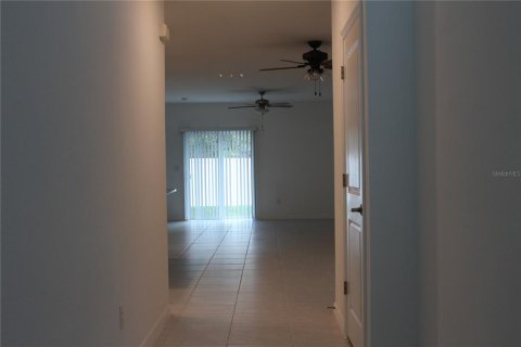 Casa en venta en Zephyrhills, Florida, 5 dormitorios, 221.94 m2 № 2167884 - foto 4