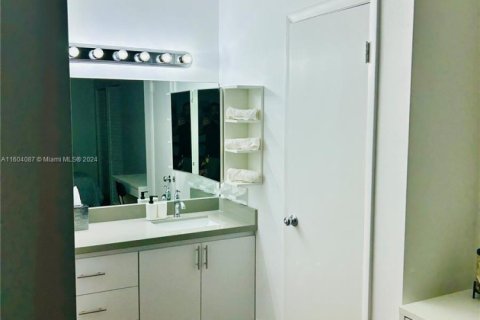 Condo in Sunny Isles Beach, Florida, 2 bedrooms № 1811156 - photo 5