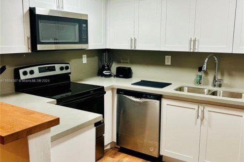 Condo in Sunny Isles Beach, Florida, 2 bedrooms № 1811156 - photo 9