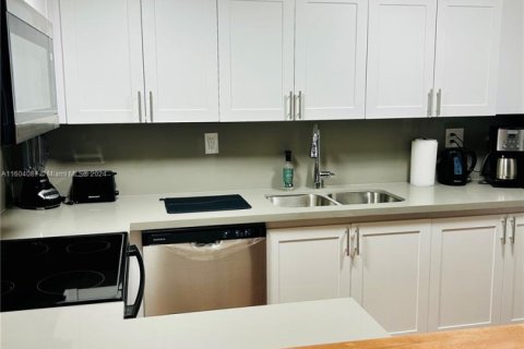 Condo in Sunny Isles Beach, Florida, 2 bedrooms № 1811156 - photo 8