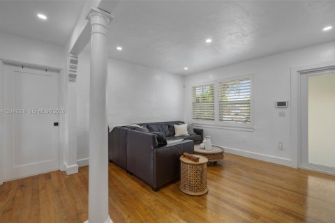 House in Miami, Florida 3 bedrooms, 93.83 sq.m. № 2065411 - photo 11