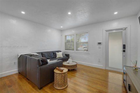 House in Miami, Florida 3 bedrooms, 93.83 sq.m. № 2065411 - photo 10