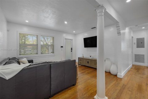 House in Miami, Florida 3 bedrooms, 93.83 sq.m. № 2065411 - photo 12