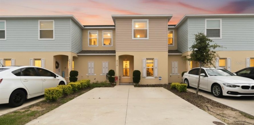 Adosado en Kissimmee, Florida 3 dormitorios, 163.69 m2 № 2123555