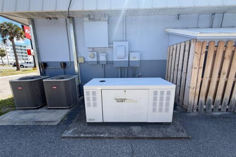 Commercial property in Titusville, Florida 260.13 sq.m. № 2212649 - photo 2