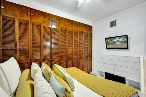 House in North Miami, Florida 3 bedrooms, 192.31 sq.m. № 2385465 - photo 14