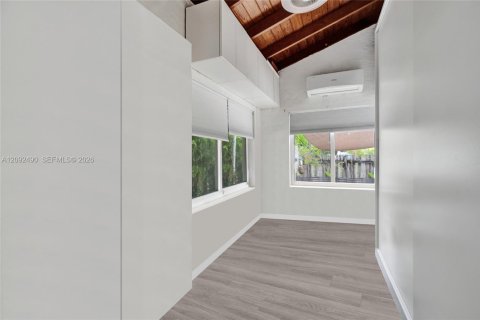House in North Miami, Florida 3 bedrooms, 192.31 sq.m. № 2385465 - photo 30
