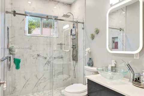 House in North Miami, Florida 3 bedrooms, 192.31 sq.m. № 2385465 - photo 12