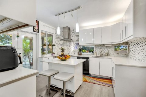 House in North Miami, Florida 3 bedrooms, 192.31 sq.m. № 2385465 - photo 17