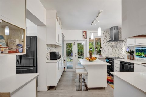 House in North Miami, Florida 3 bedrooms, 192.31 sq.m. № 2385465 - photo 18