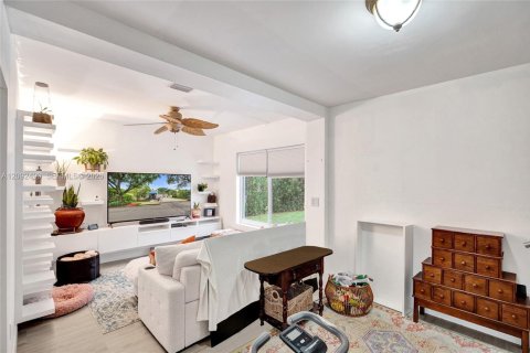 House in North Miami, Florida 3 bedrooms, 192.31 sq.m. № 2385465 - photo 29