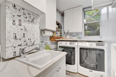 House in North Miami, Florida 3 bedrooms, 192.31 sq.m. № 2385465 - photo 15