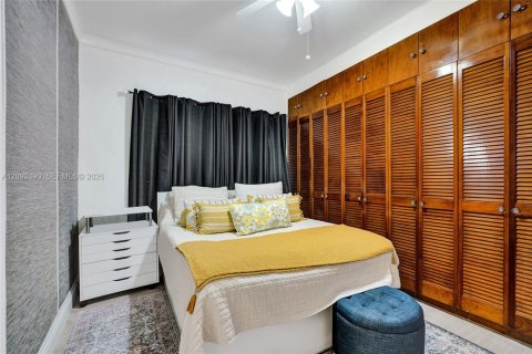 House in North Miami, Florida 3 bedrooms, 192.31 sq.m. № 2385465 - photo 13