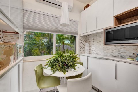 House in North Miami, Florida 3 bedrooms, 192.31 sq.m. № 2385465 - photo 19