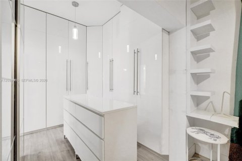 House in North Miami, Florida 3 bedrooms, 192.31 sq.m. № 2385465 - photo 6