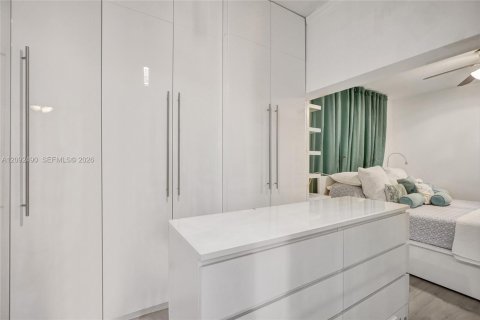 House in North Miami, Florida 3 bedrooms, 192.31 sq.m. № 2385465 - photo 8