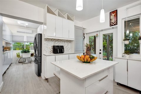 House in North Miami, Florida 3 bedrooms, 192.31 sq.m. № 2385465 - photo 21