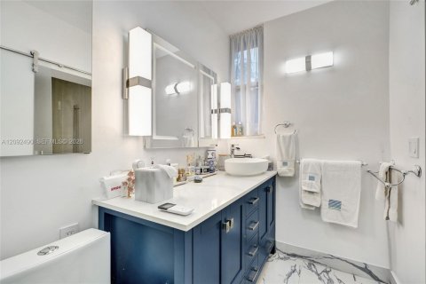 House in North Miami, Florida 3 bedrooms, 192.31 sq.m. № 2385465 - photo 4