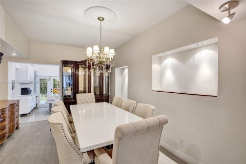 House in North Miami, Florida 3 bedrooms, 192.31 sq.m. № 2385465 - photo 27