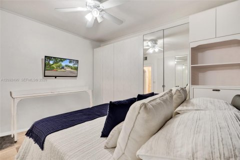 House in North Miami, Florida 3 bedrooms, 192.31 sq.m. № 2385465 - photo 10