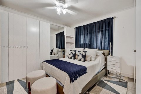 House in North Miami, Florida 3 bedrooms, 192.31 sq.m. № 2385465 - photo 9