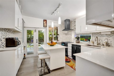 House in North Miami, Florida 3 bedrooms, 192.31 sq.m. № 2385465