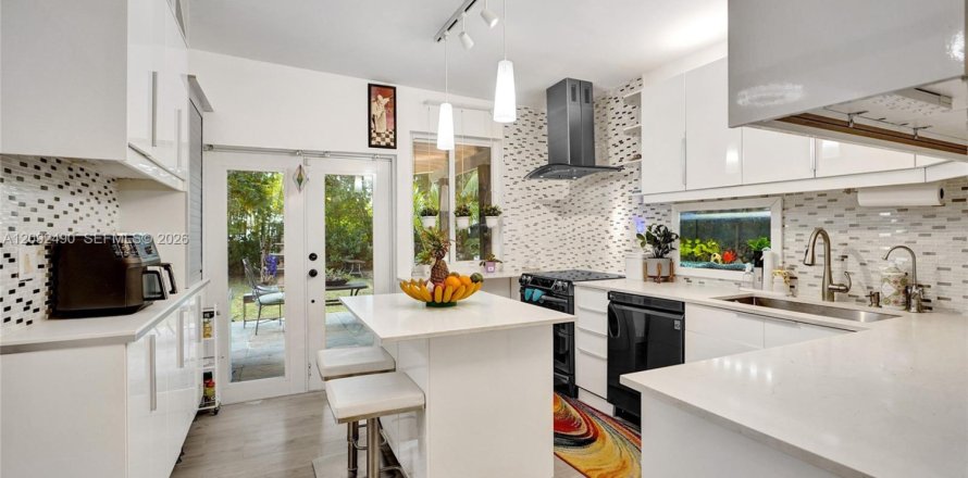 House in North Miami, Florida 3 bedrooms, 192.31 sq.m. № 2385465